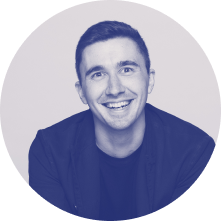 Чёрно-белая фотография. Администратор баз данных Андрей улыбается.