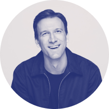 Чёрно-белая фотография. Разработчик Сергей улыбается.