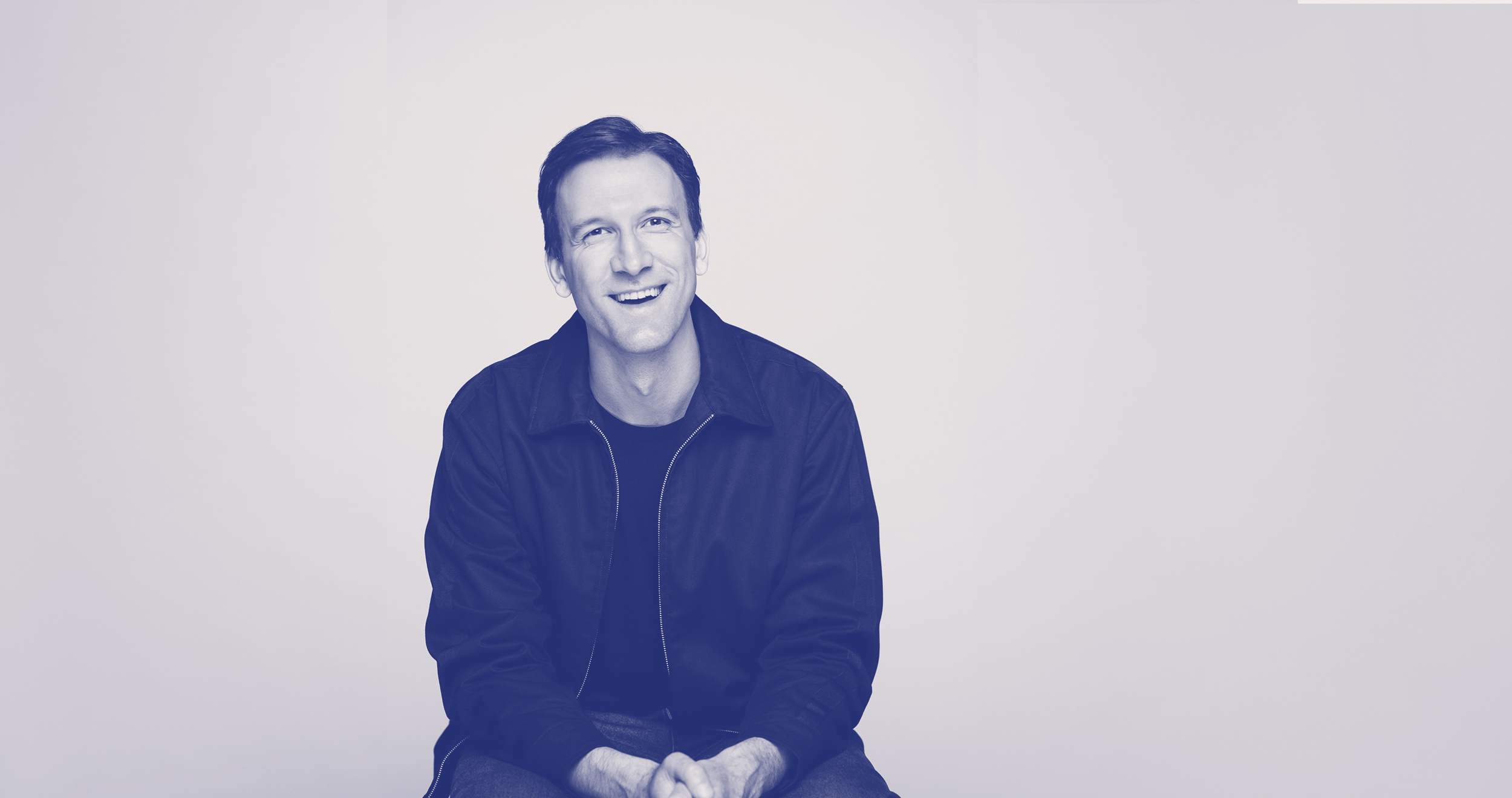 Чёрно-белая фотография. Разработчик Сергей улыбается.